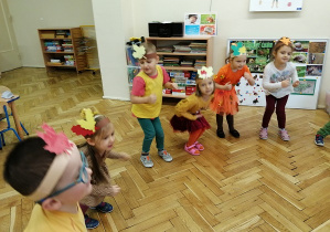 dzieci tańczą do kaczuszek